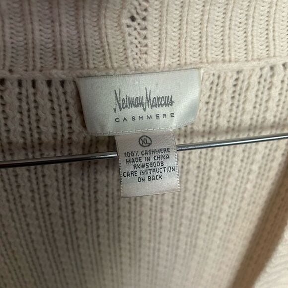 Neiman Marcus Woman’s Cardigan Sweater 100% Cashmere Ivory Hook Closure Size L - Picture 2 of 3